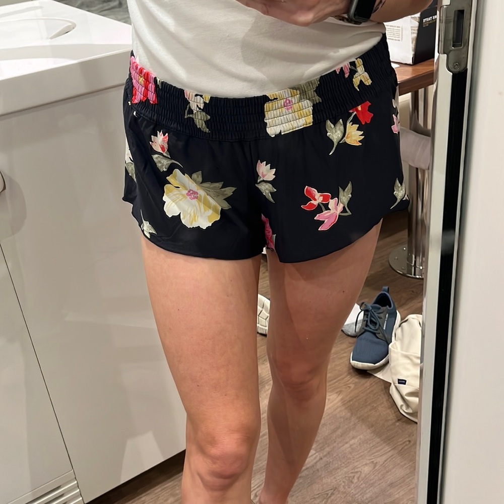 Billabong Women’s Floral Shorts Size M